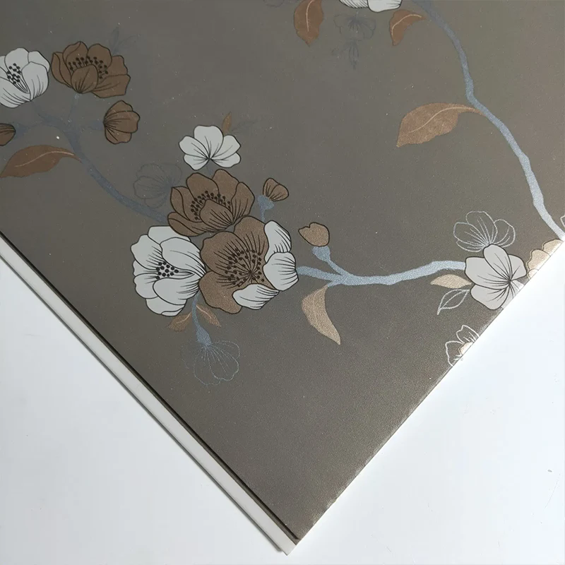 In che modo un pannello per controsoffitto in PVC stampato a caldo migliora il design degli interni e la durata?